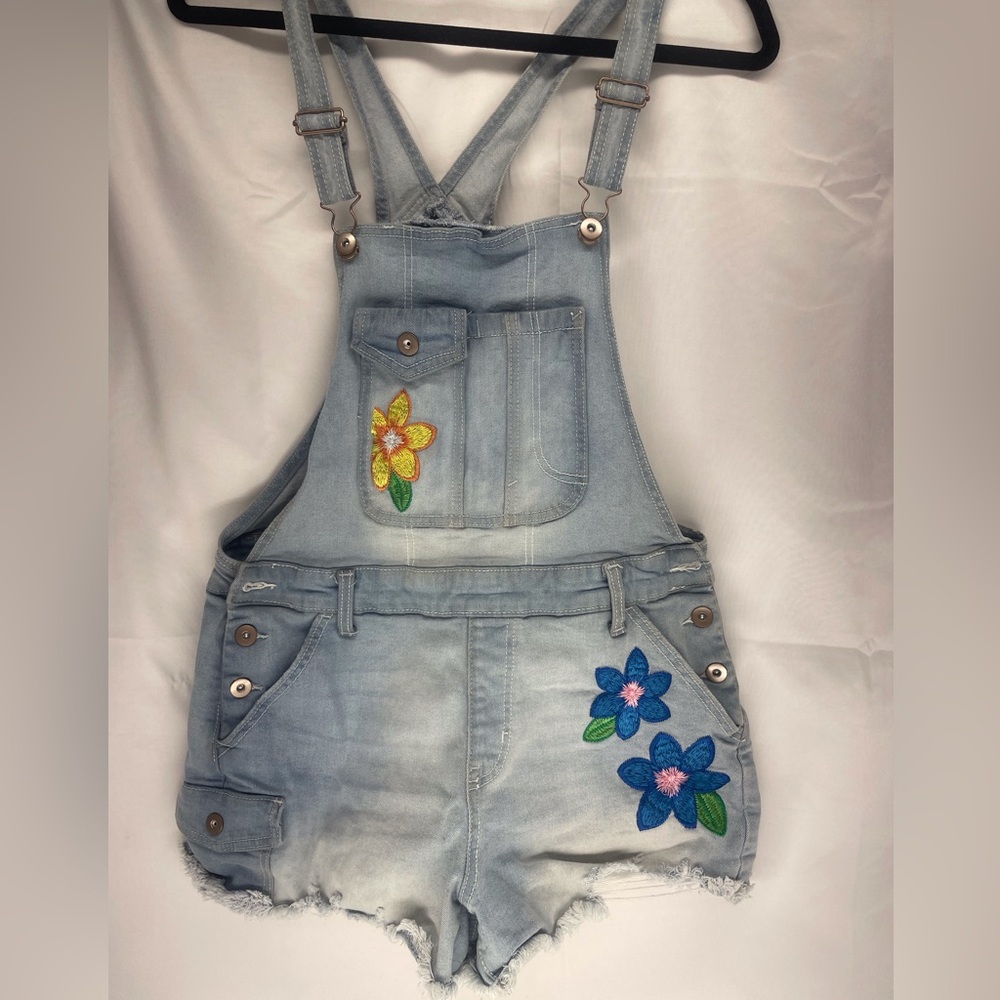 No Boundaries * Overall Shorts, Juniors 11/13 Embroidery detail